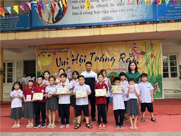 Trường Tiểu học Trung Mầu tặng quà học sinh có hoàn cảnh khó khăn và trao giải các phần thi nhân ngày Tết Trung thu